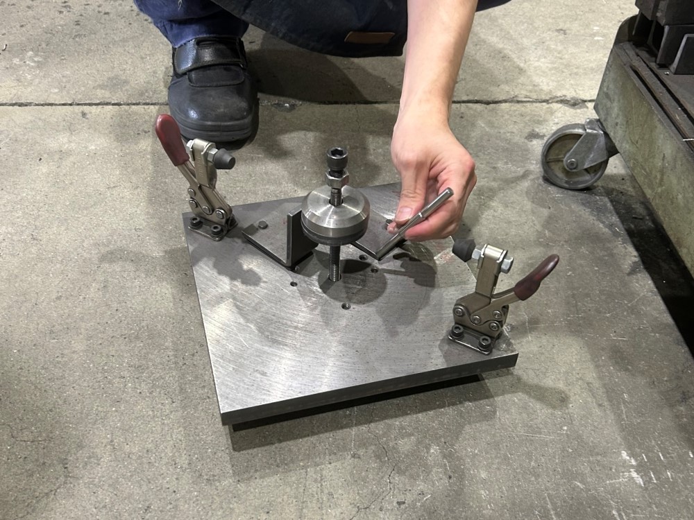 製品に合わせて自作した治具